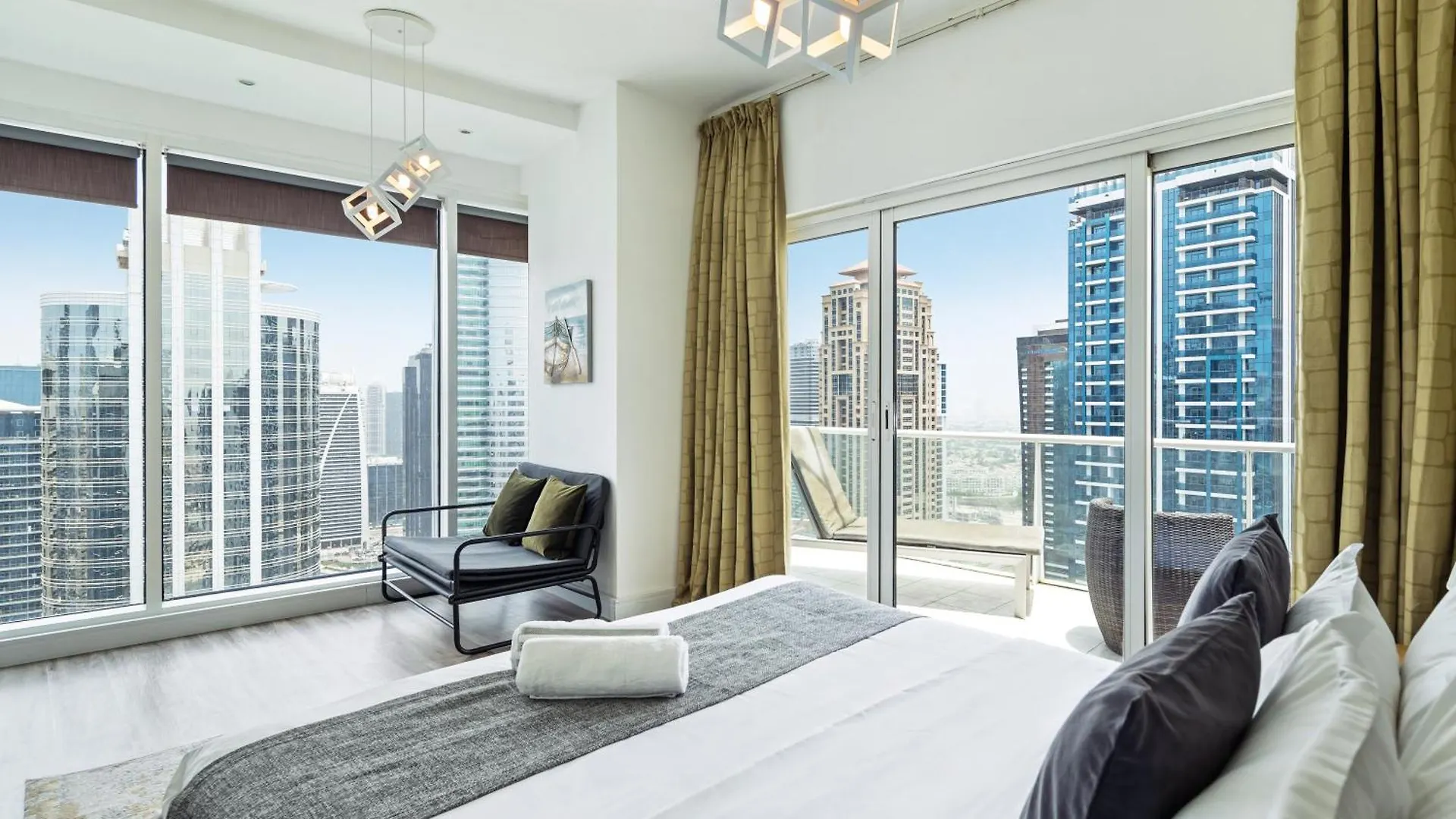 La Buena Vida: Panoramic Lake View Condo Near Dubai JLT Metro