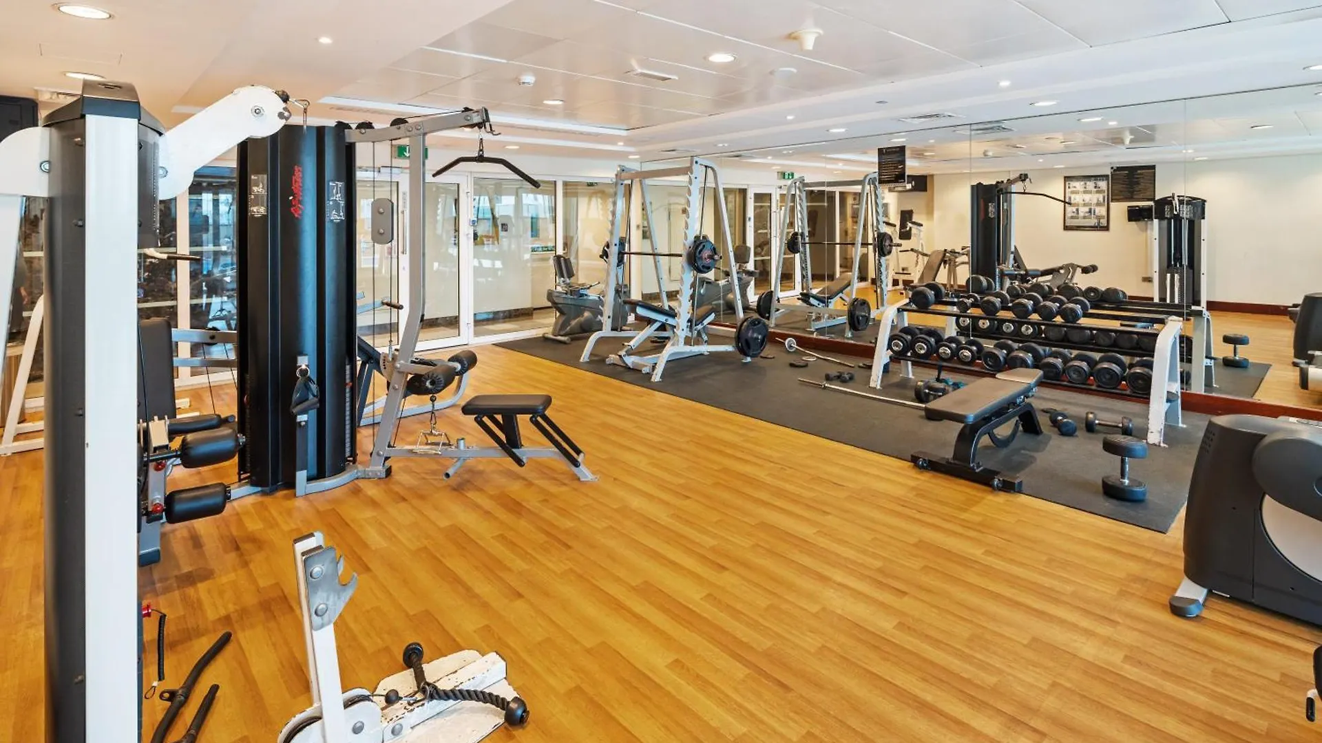 La Buena Vida: Panoramic Lake View Condo Near Dubai JLT Metro