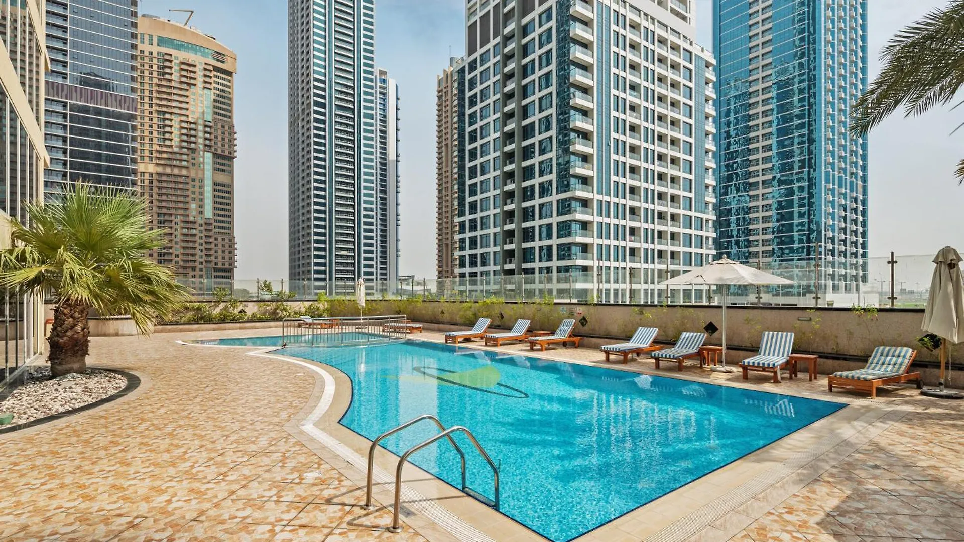 La Buena Vida: Panoramic Lake View Condo Near Dubai JLT Metro Apartment