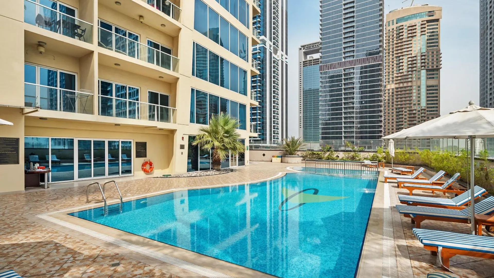 Apartment La Buena Vida: Panoramic Lake View Condo Near Dubai JLT Metro