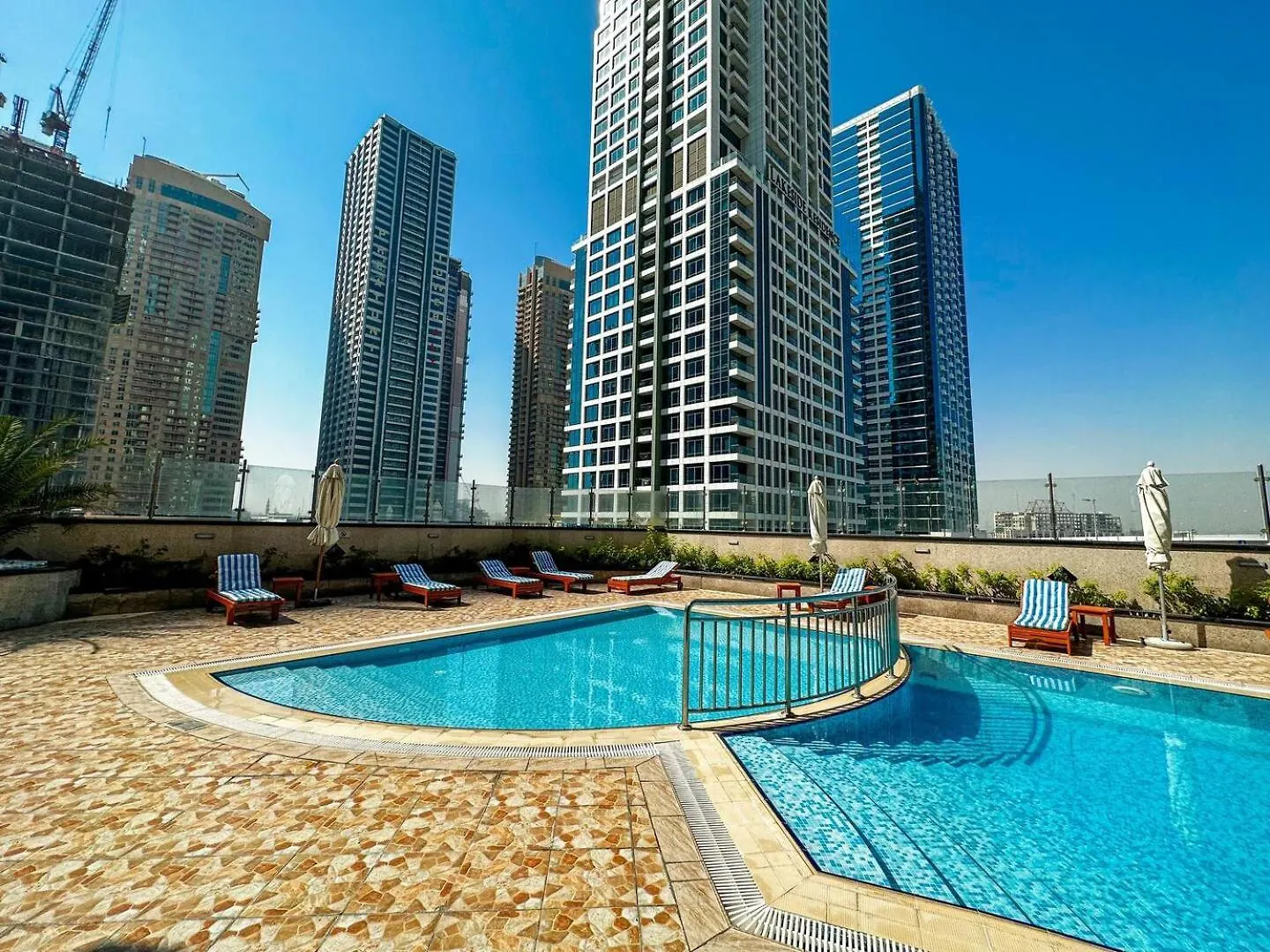 Apartment La Buena Vida: Panoramic Lake View Condo Near Dubai JLT Metro
