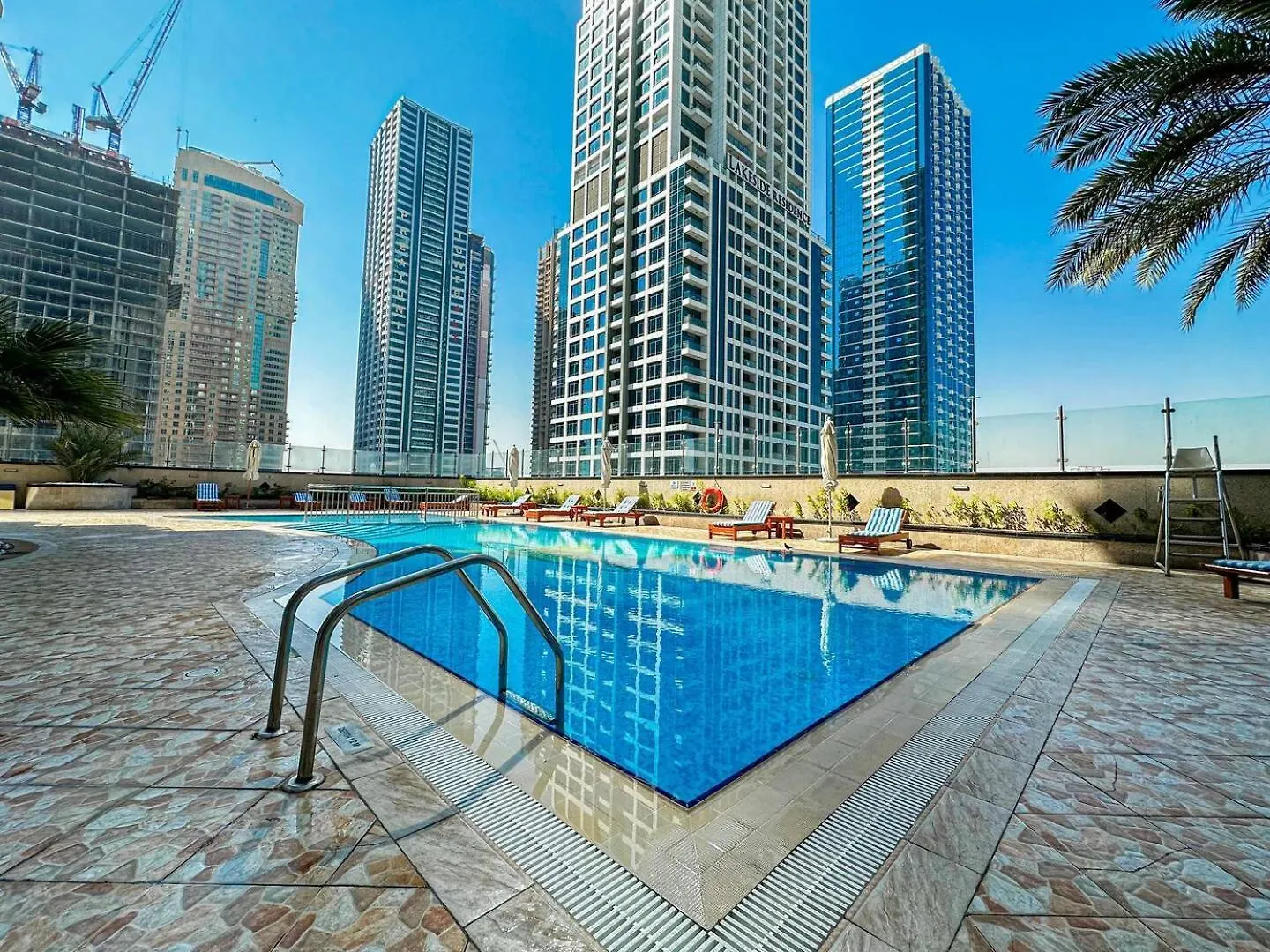 La Buena Vida: Panoramic Lake View Condo Near Dubai JLT Metro Apartment