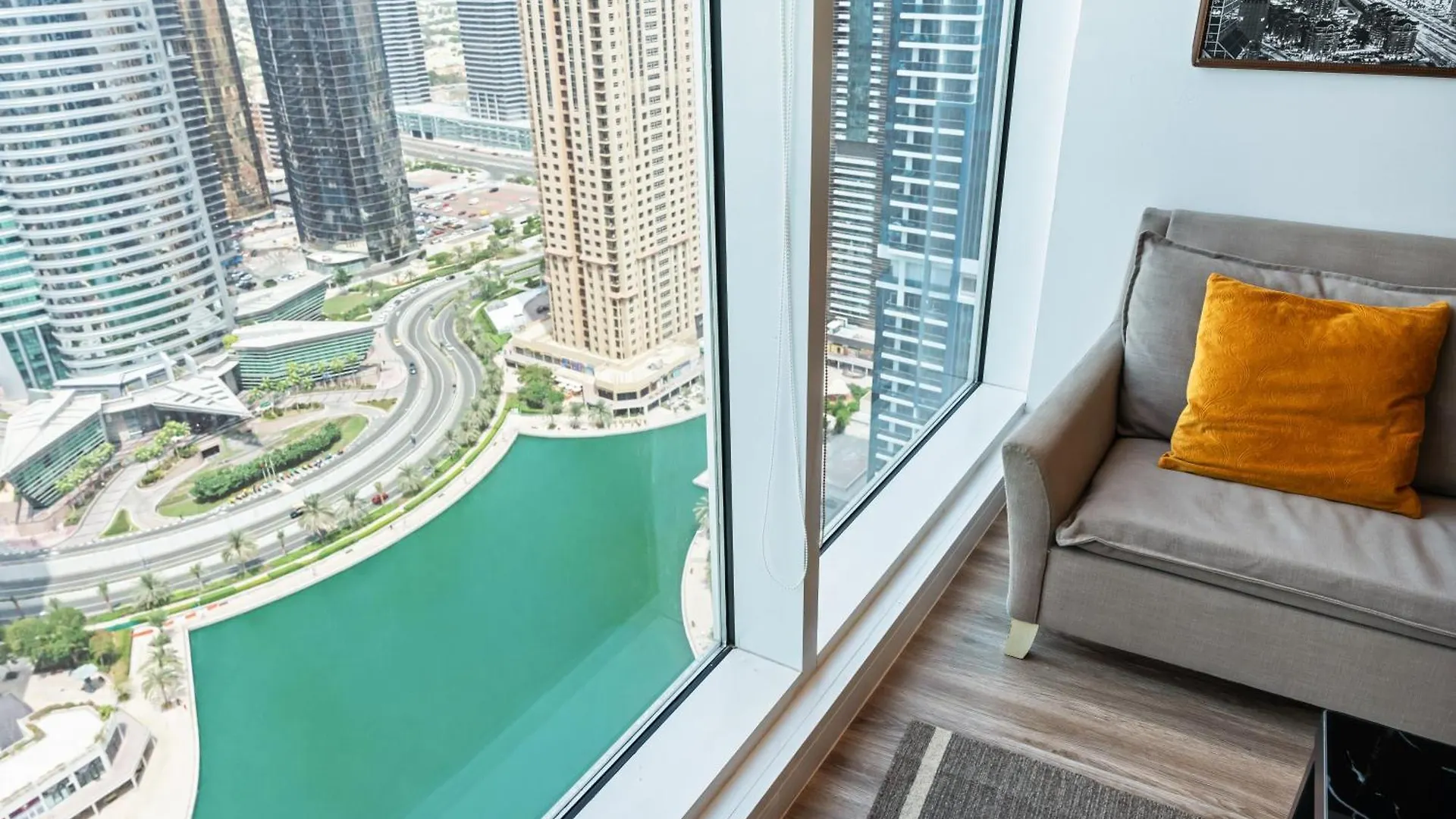 Lejlighed Modern & Spacious 2-Bed Condo With Panoramic Lake Views, Dual Balconies, Steps From Dubai Jlt Metro By 