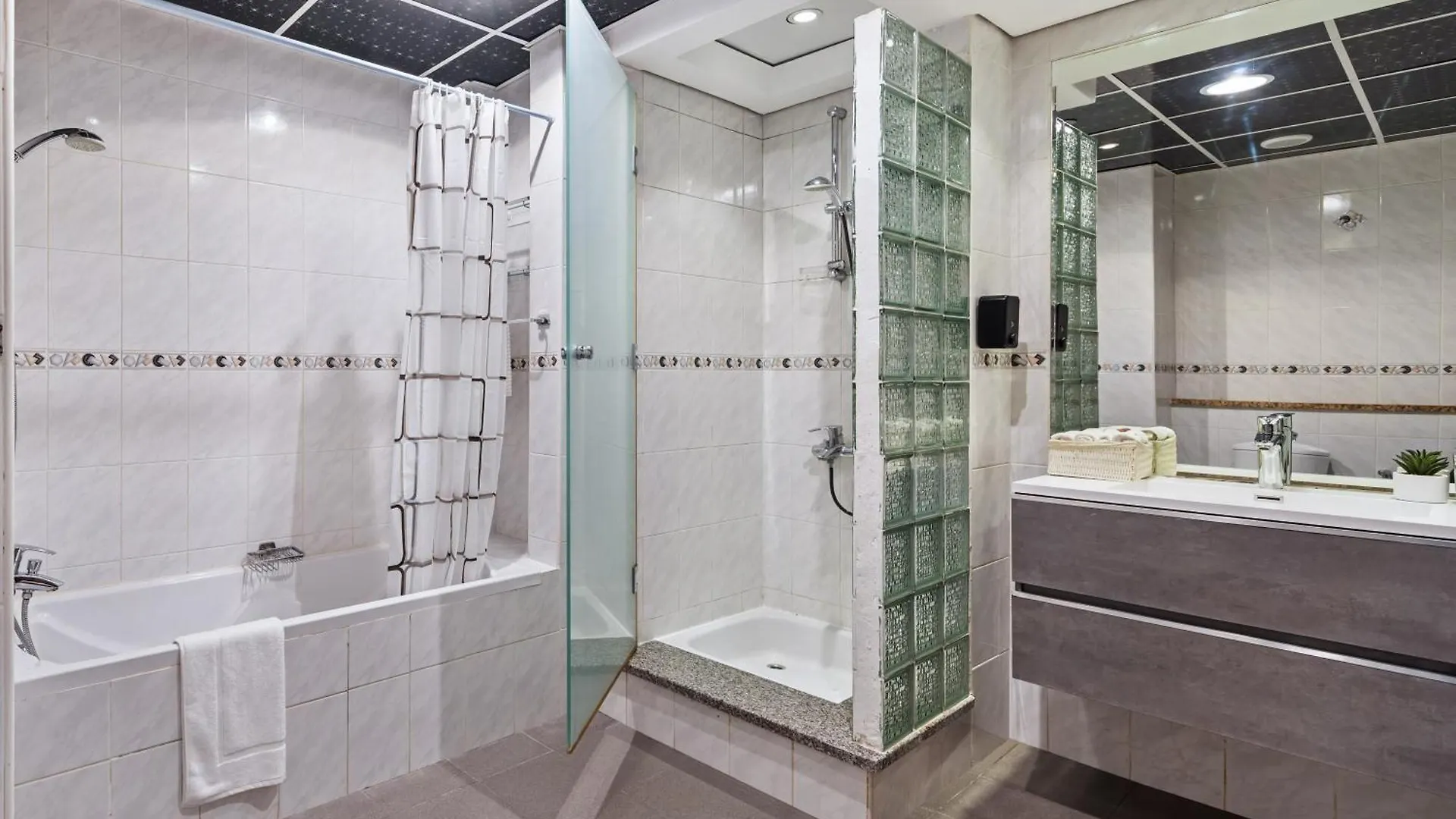 Lejlighed Modern & Spacious 2-Bed Condo With Panoramic Lake Views, Dual Balconies, Steps From Dubai Jlt Metro By 