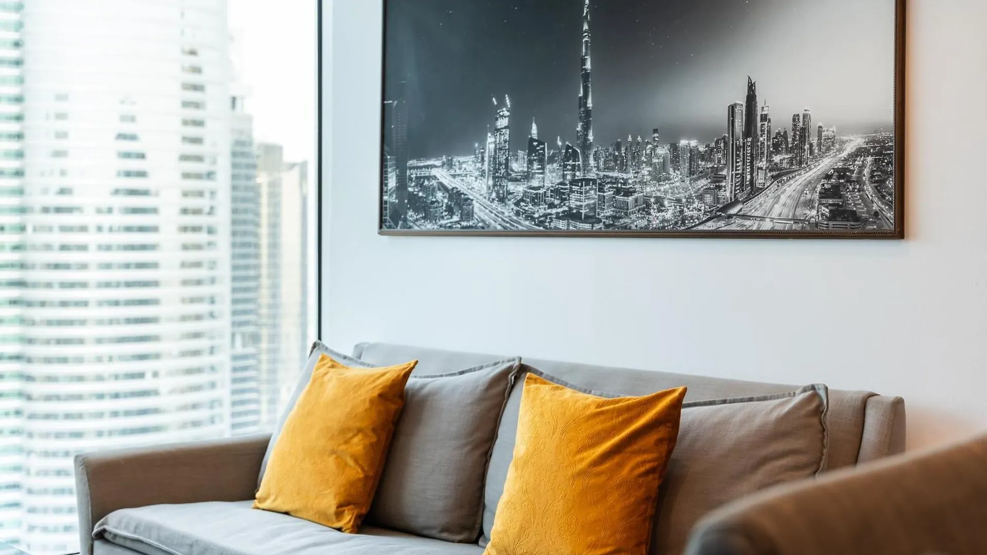 Lejlighed Modern & Spacious 2-Bed Condo With Panoramic Lake Views, Dual Balconies, Steps From Dubai Jlt Metro By 