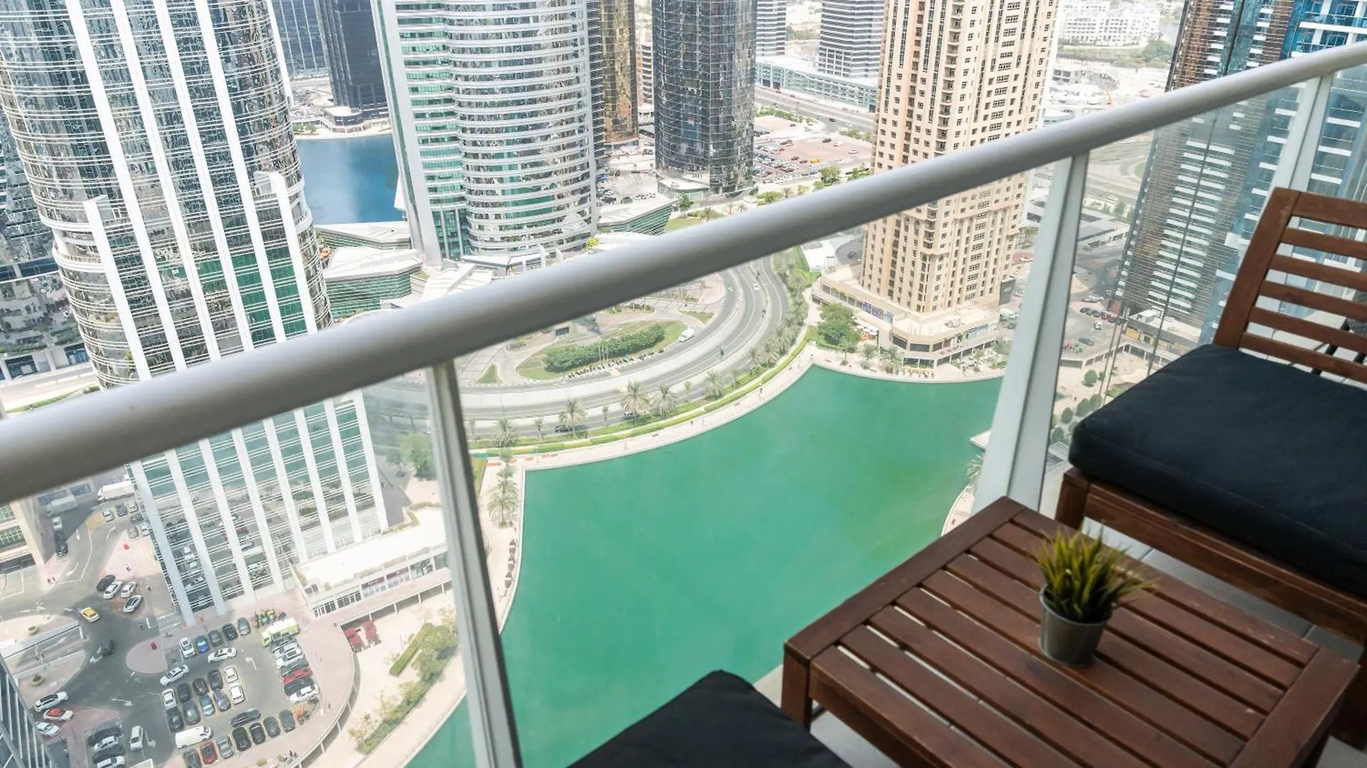 Lejlighed Modern & Spacious 2-Bed Condo With Panoramic Lake Views, Dual Balconies, Steps From Dubai Jlt Metro By 
