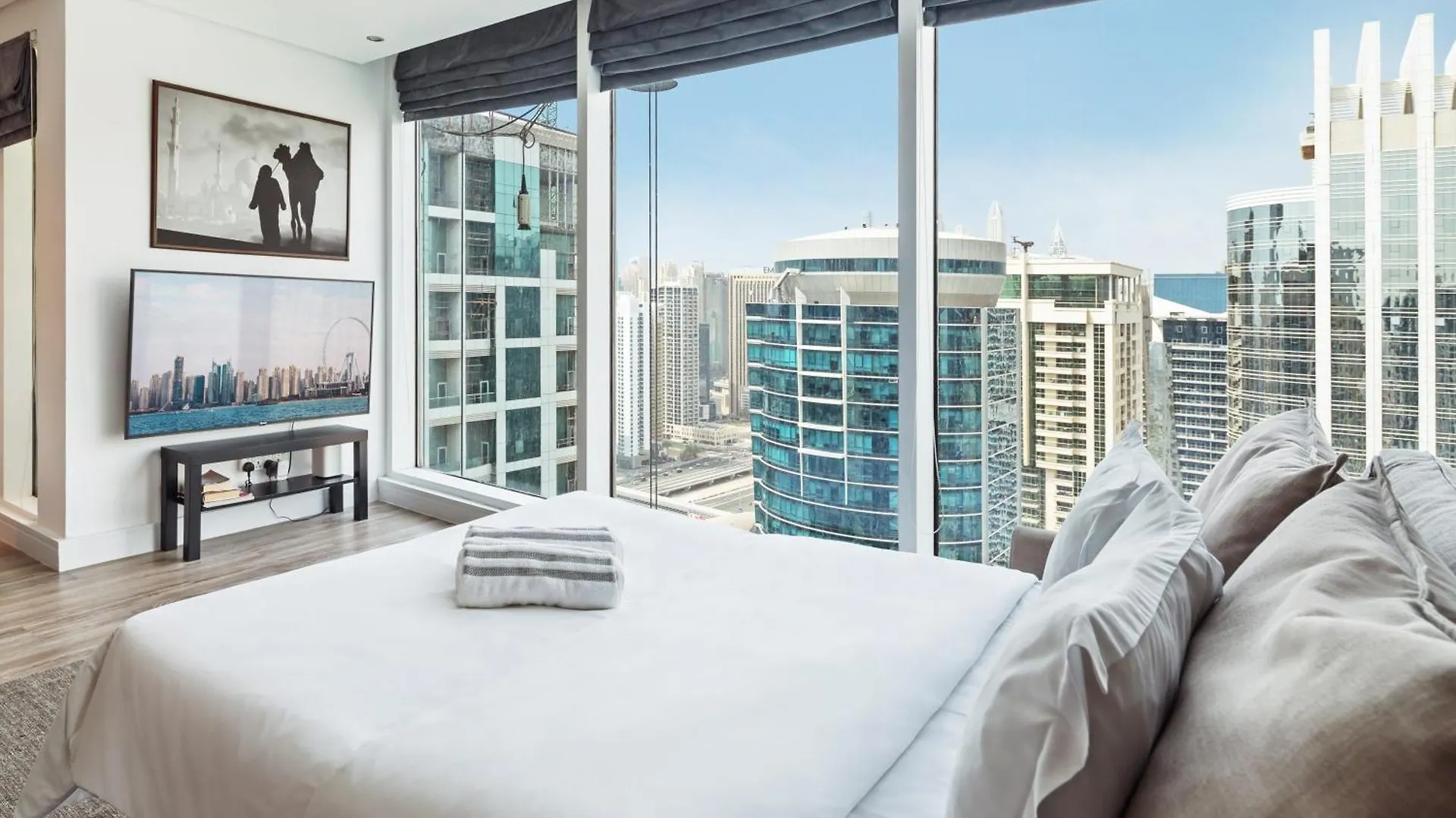 Lejlighed Modern & Spacious 2-Bed Condo With Panoramic Lake Views, Dual Balconies, Steps From Dubai Jlt Metro By 